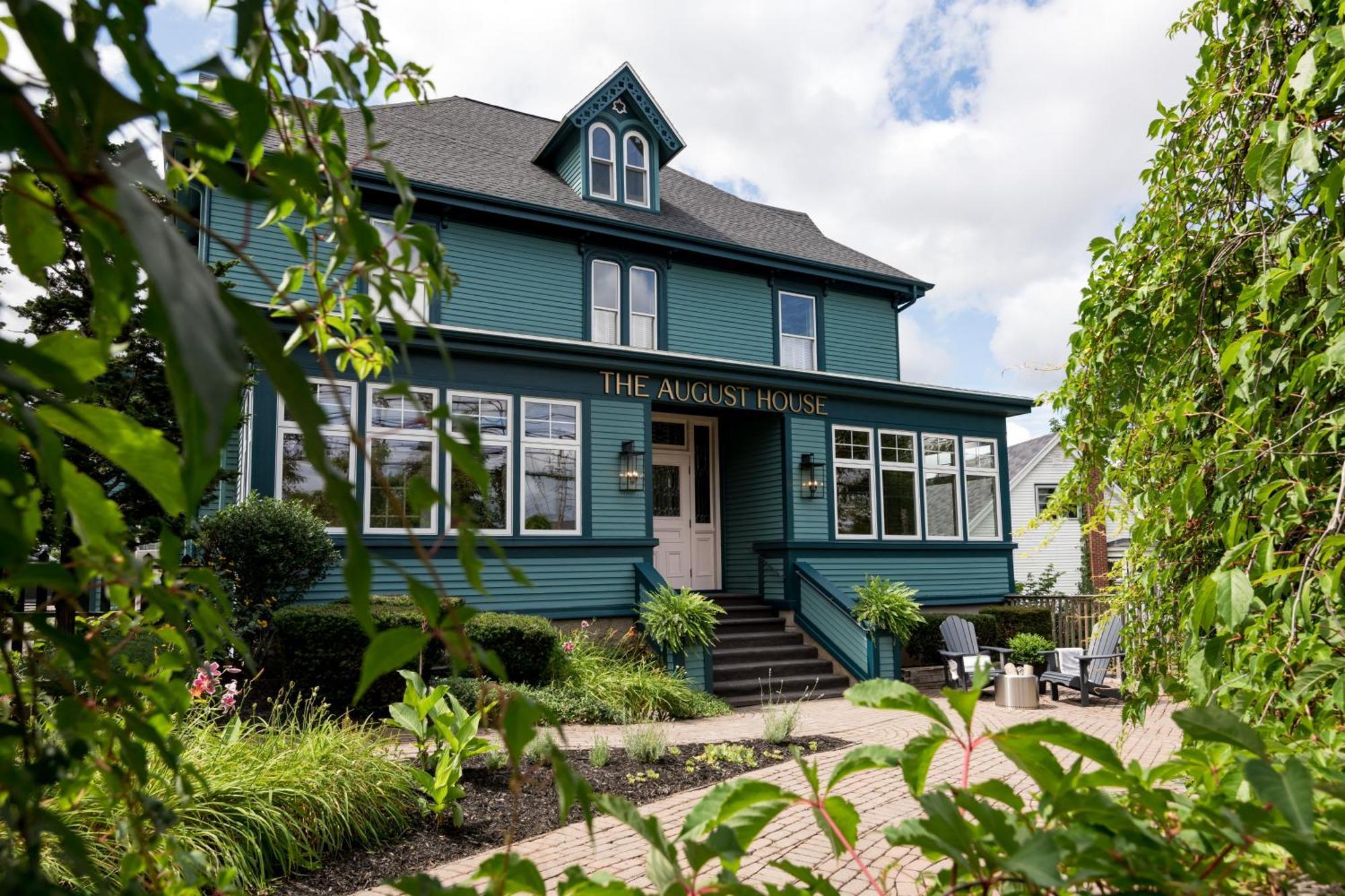 Отель The August House Уинсор Экстерьер фото